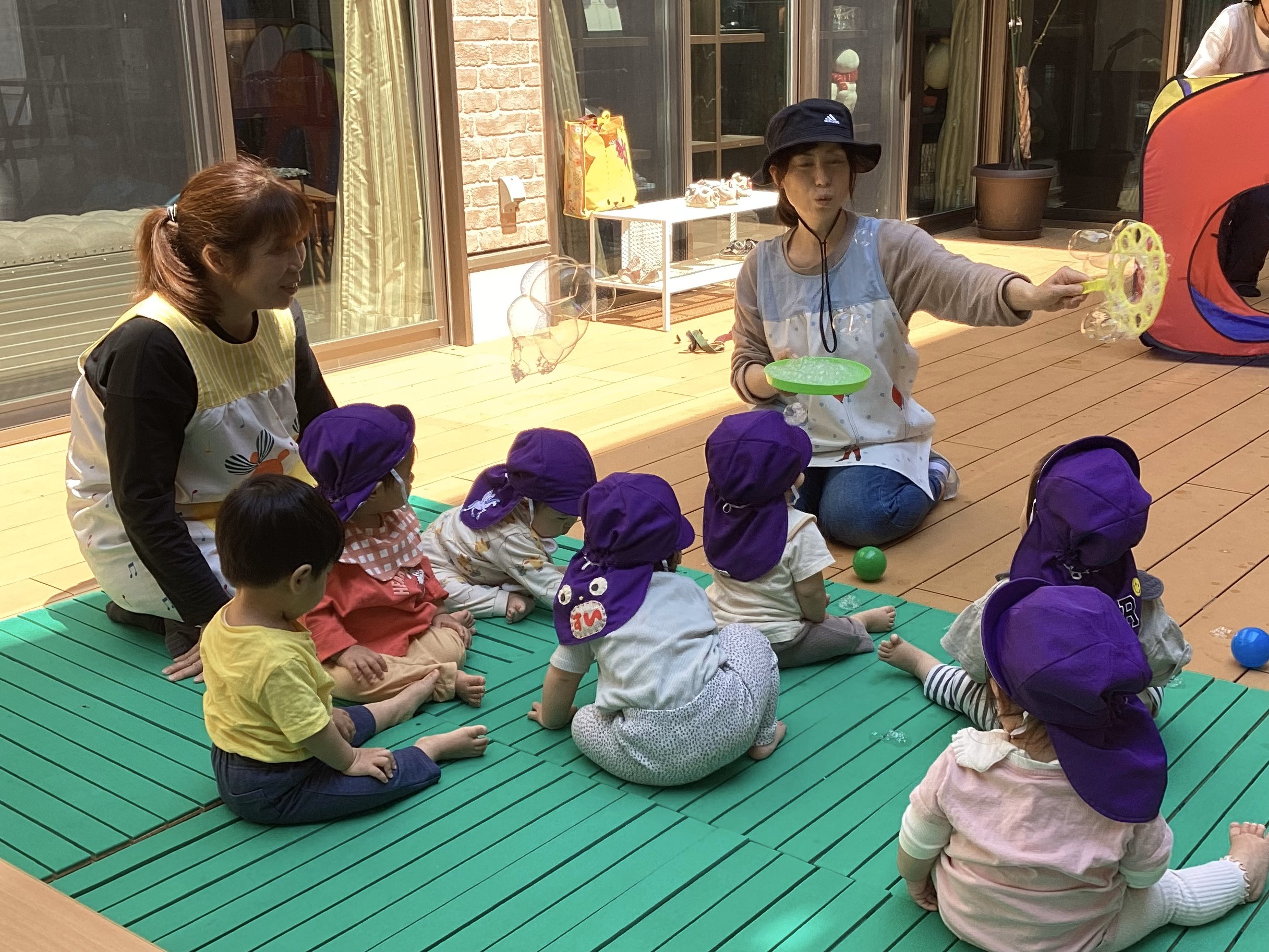 みんなでシャボン玉で遊んだよ☆(ひよこ組：0歳児)