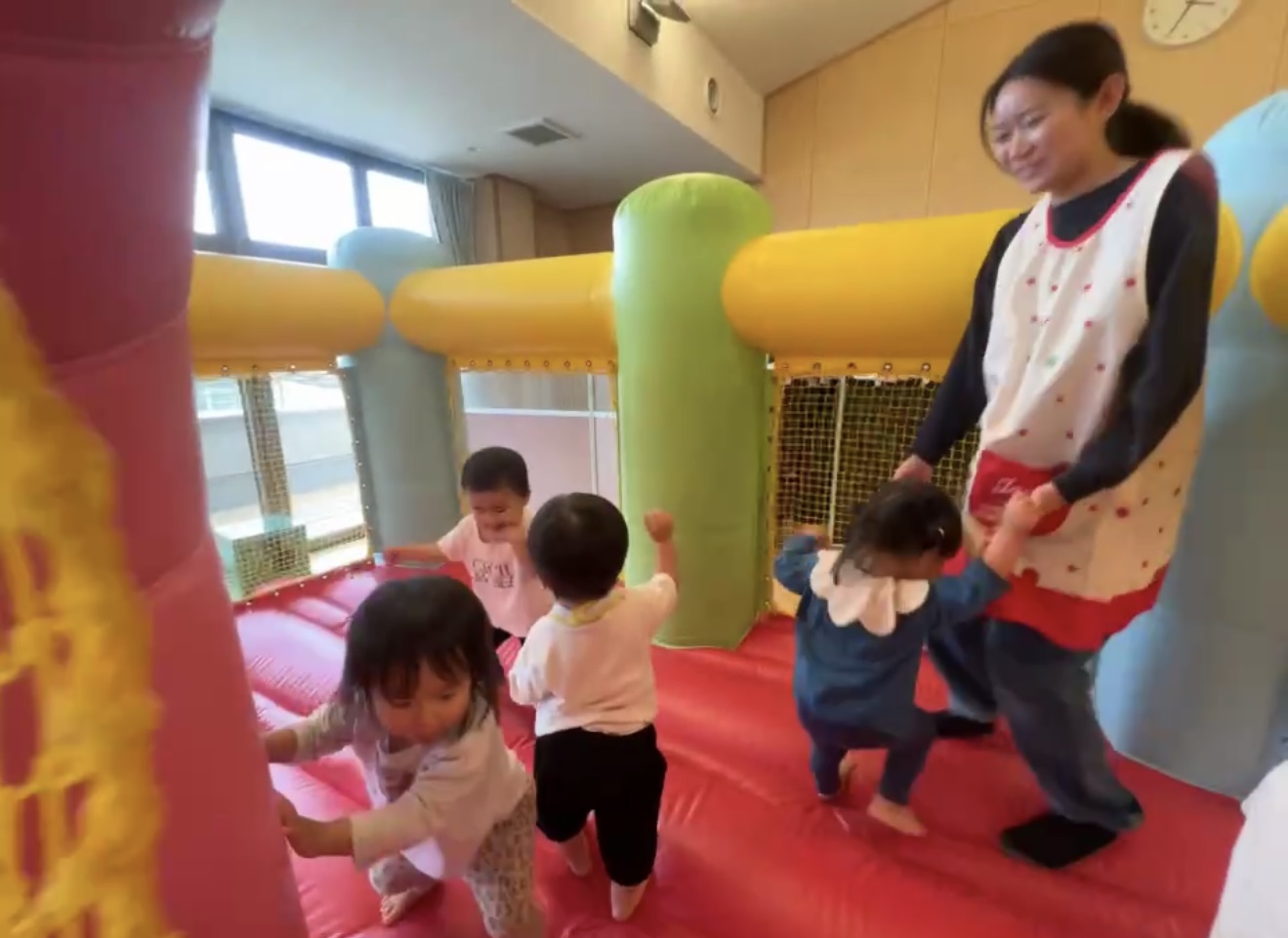ふわふわドームがやってきました♪(うさぎ組：1歳児)