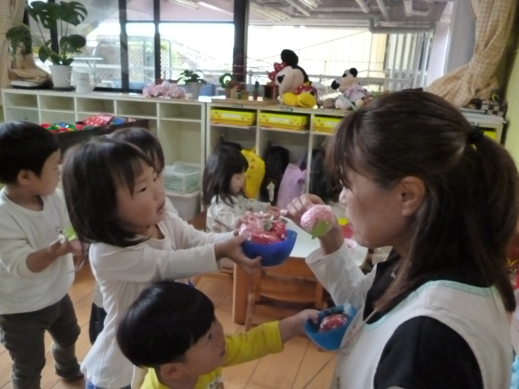 もぐもぐ、美味しいね！（きりん、２歳児）