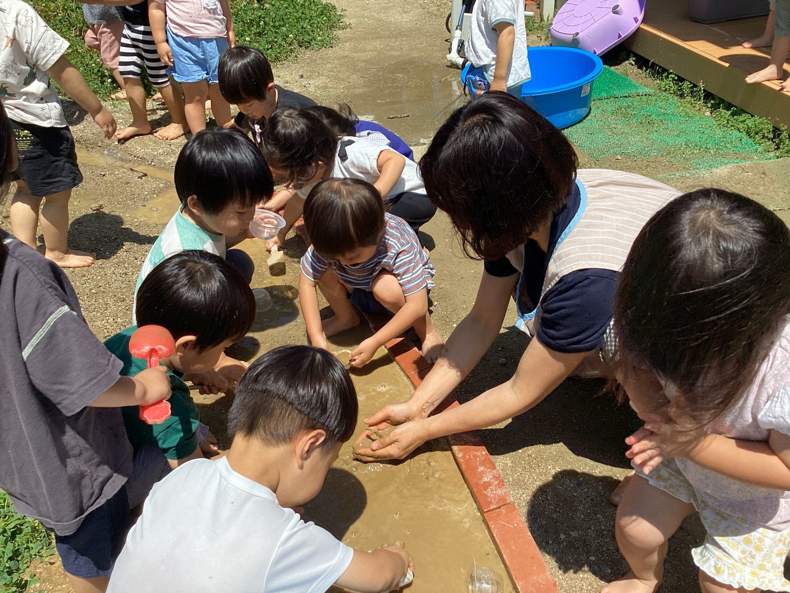 【初めての泥んこ遊び☆】(きりん組：２歳児)