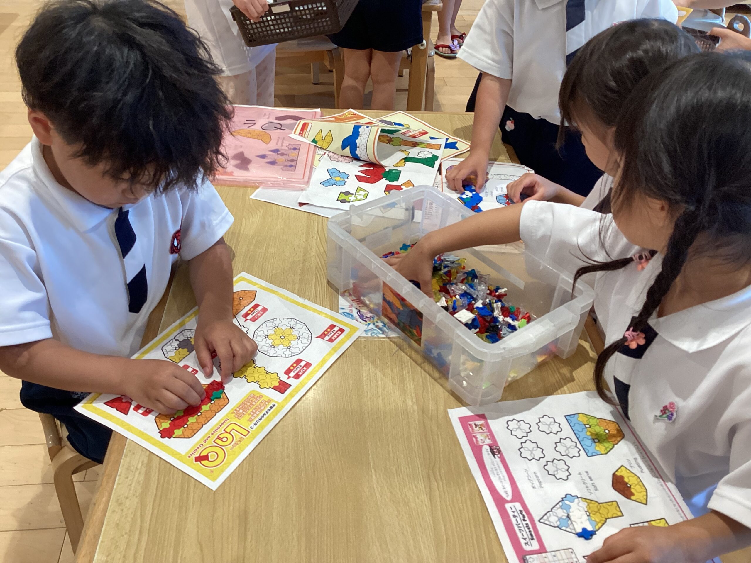 ラキューで遊ぶのは楽しいな☺(さくら組：４歳児)