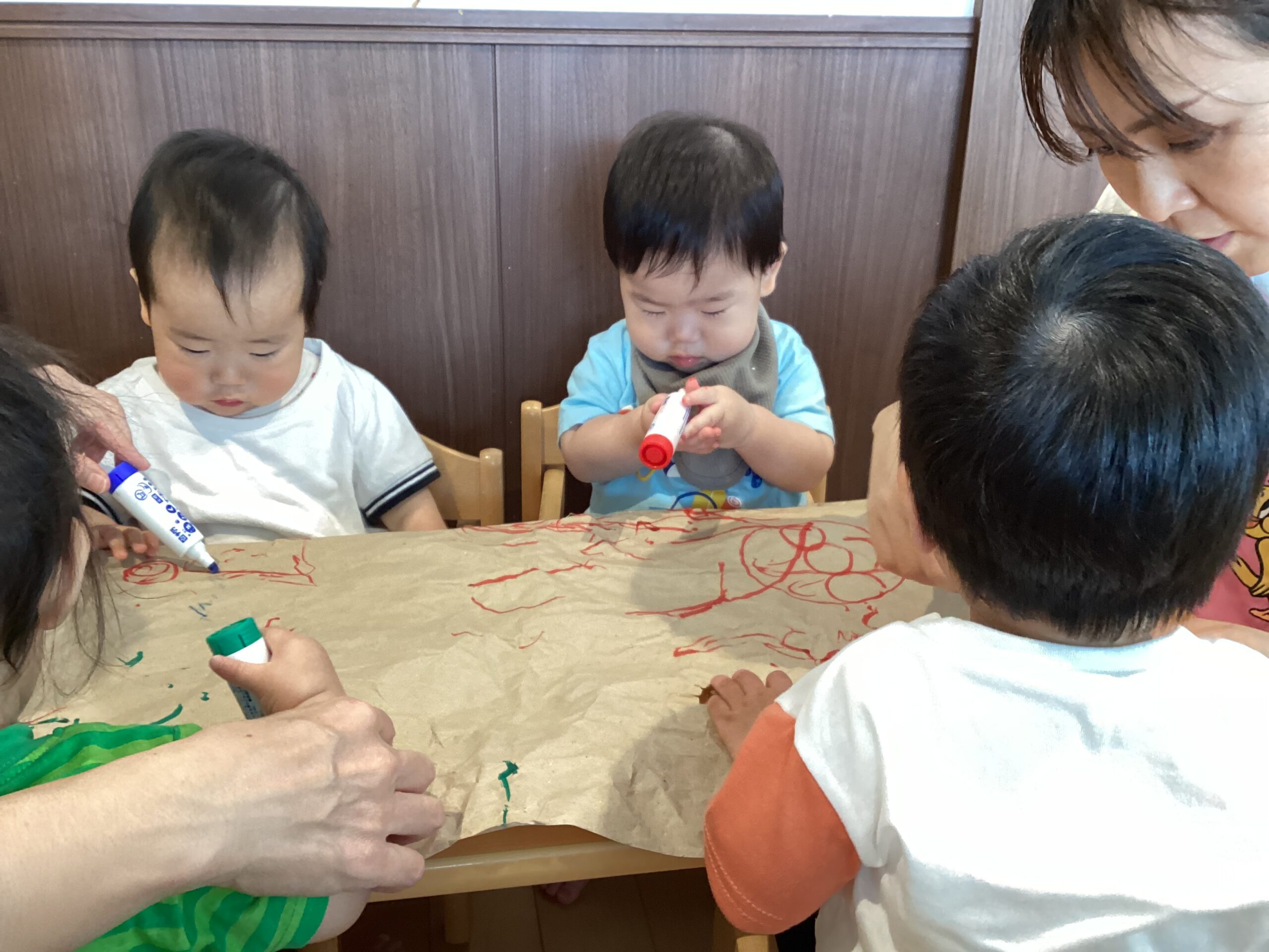 お絵描き遊びをしたよ☆(ひよこ組：0歳)