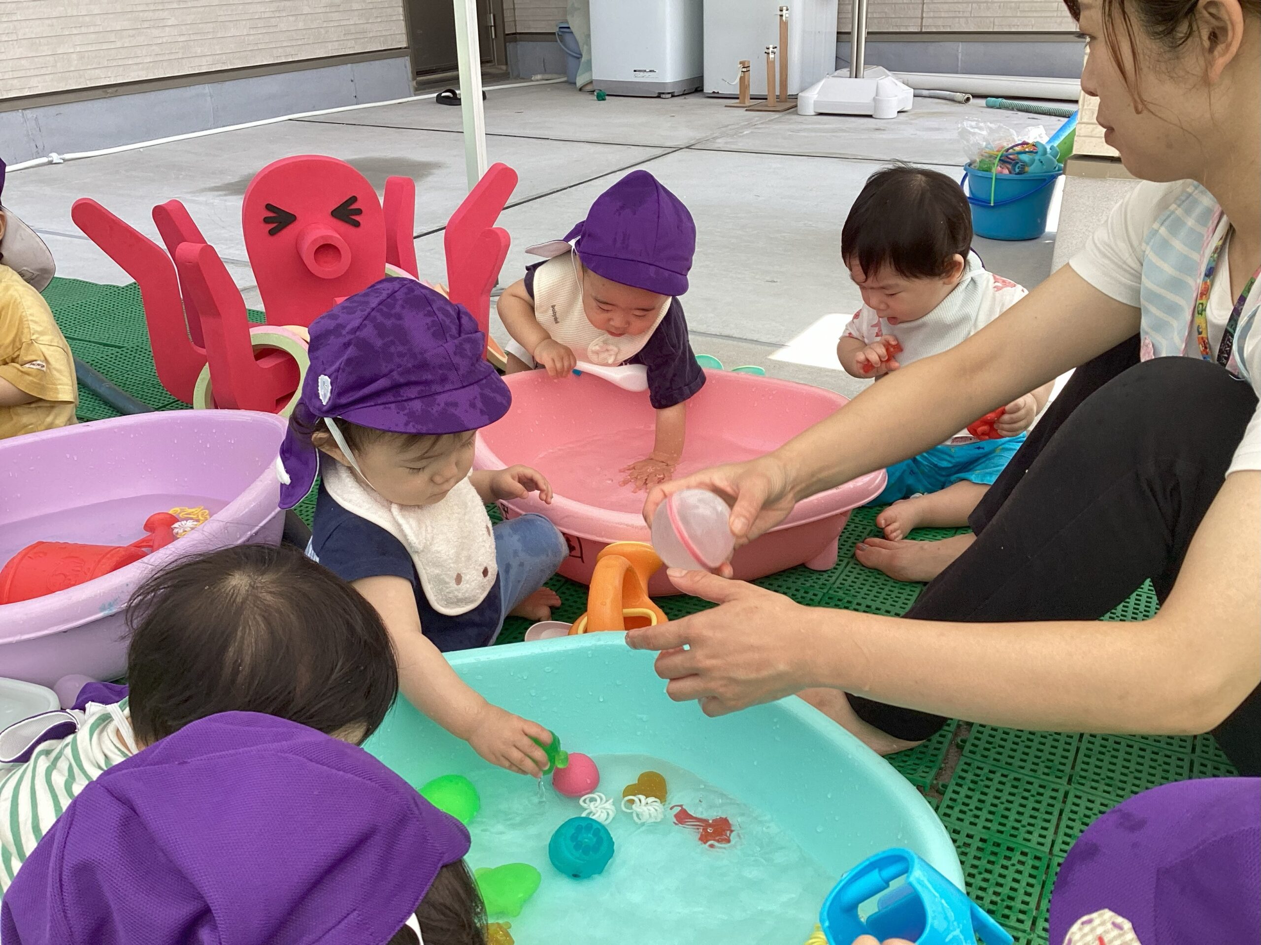 タライのお水で、水遊びをしたよ☆(ひよこ組：０歳児)