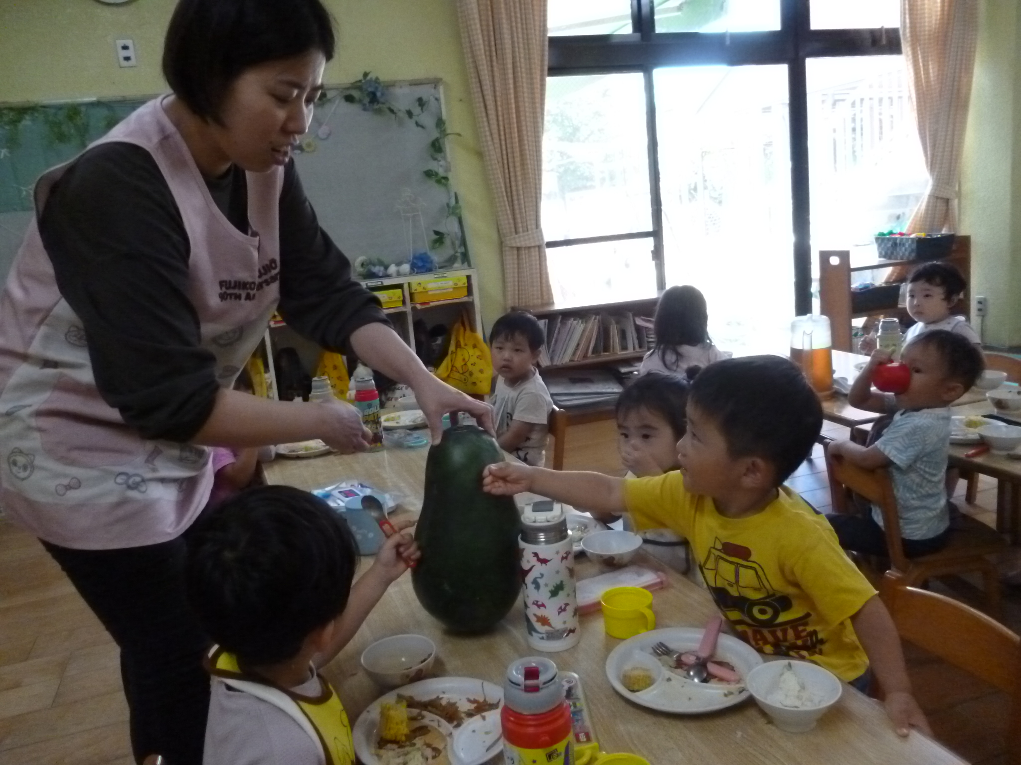 ぼくの頭より大きい！！（きりん、2歳児）