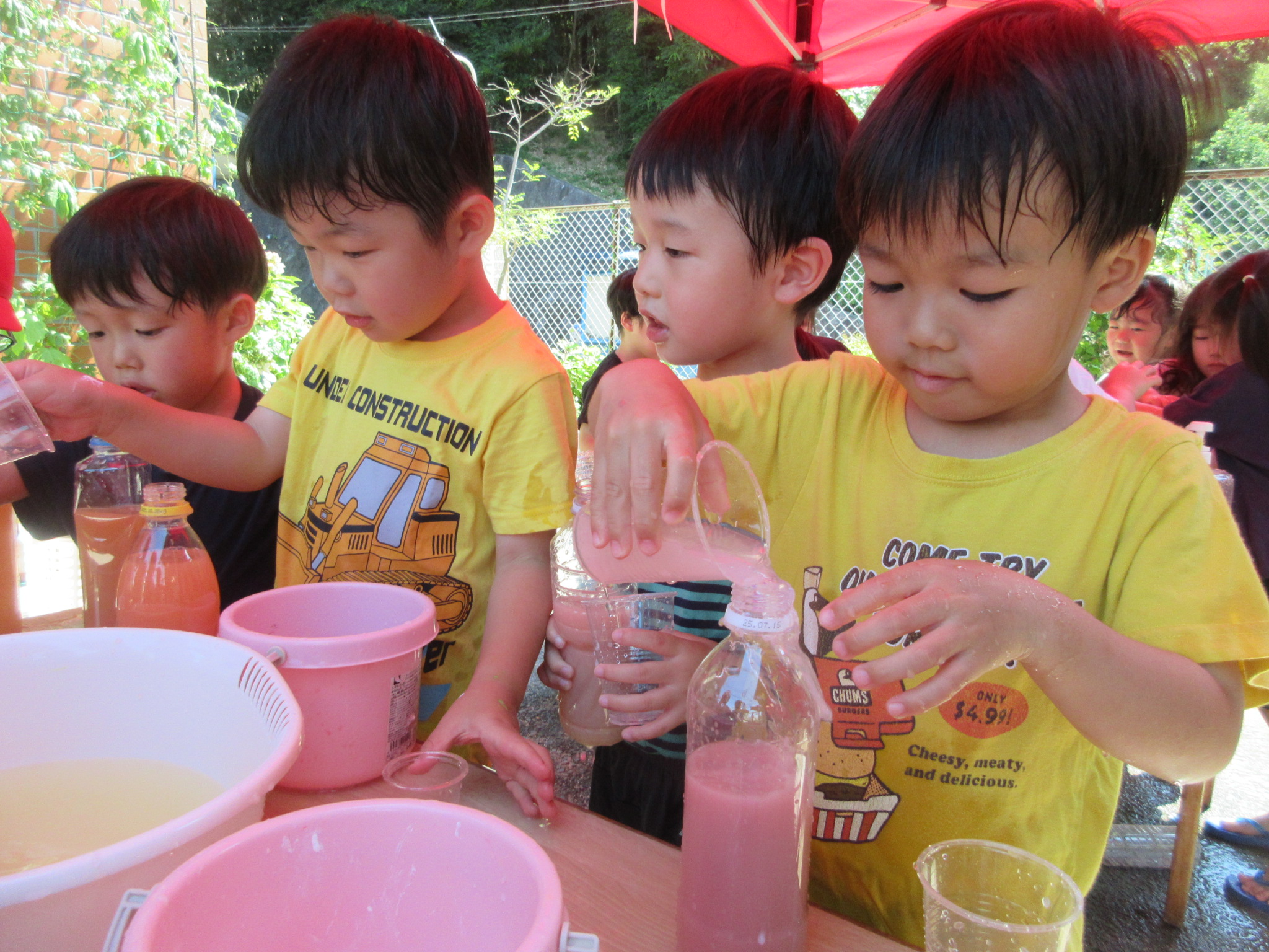 色水遊び（さくら、４歳児）