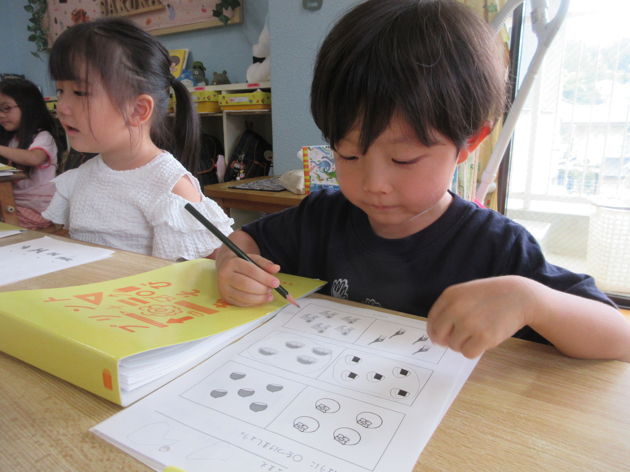 真剣に取り組んでいます（さくら、４歳児）