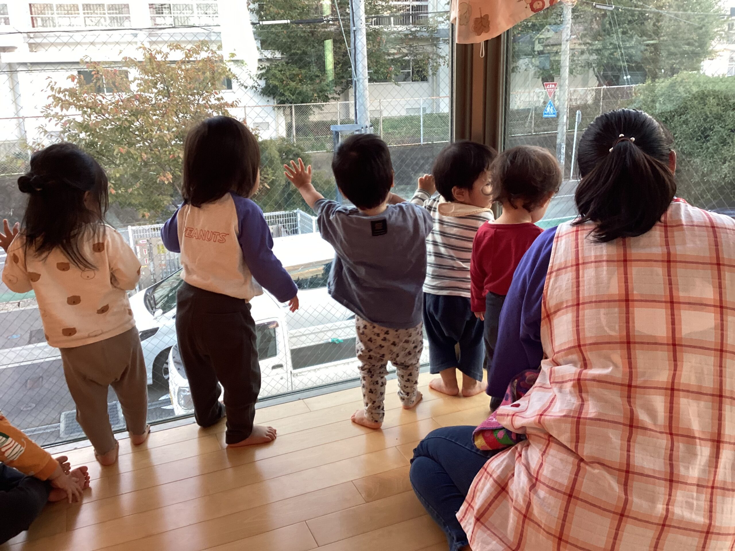 外の様子に興味津々♪（ひよこ組：０歳児）