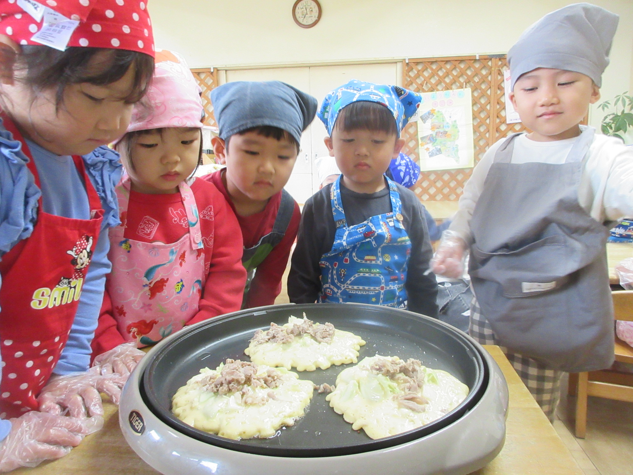 早く食べたいね～（たんぽぽ、３歳児）