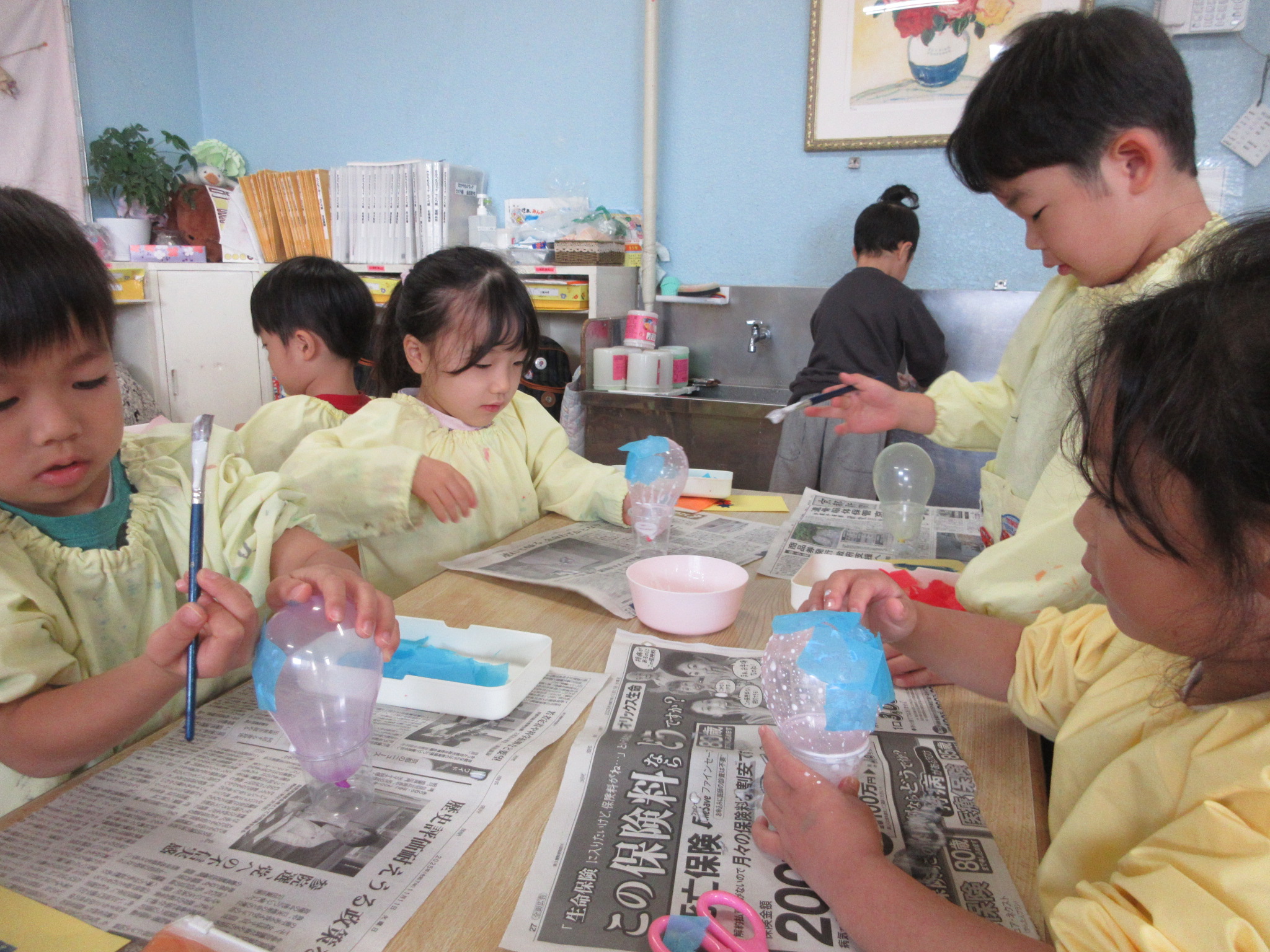 ていねいに貼らなくちゃ（さくら、４歳児）