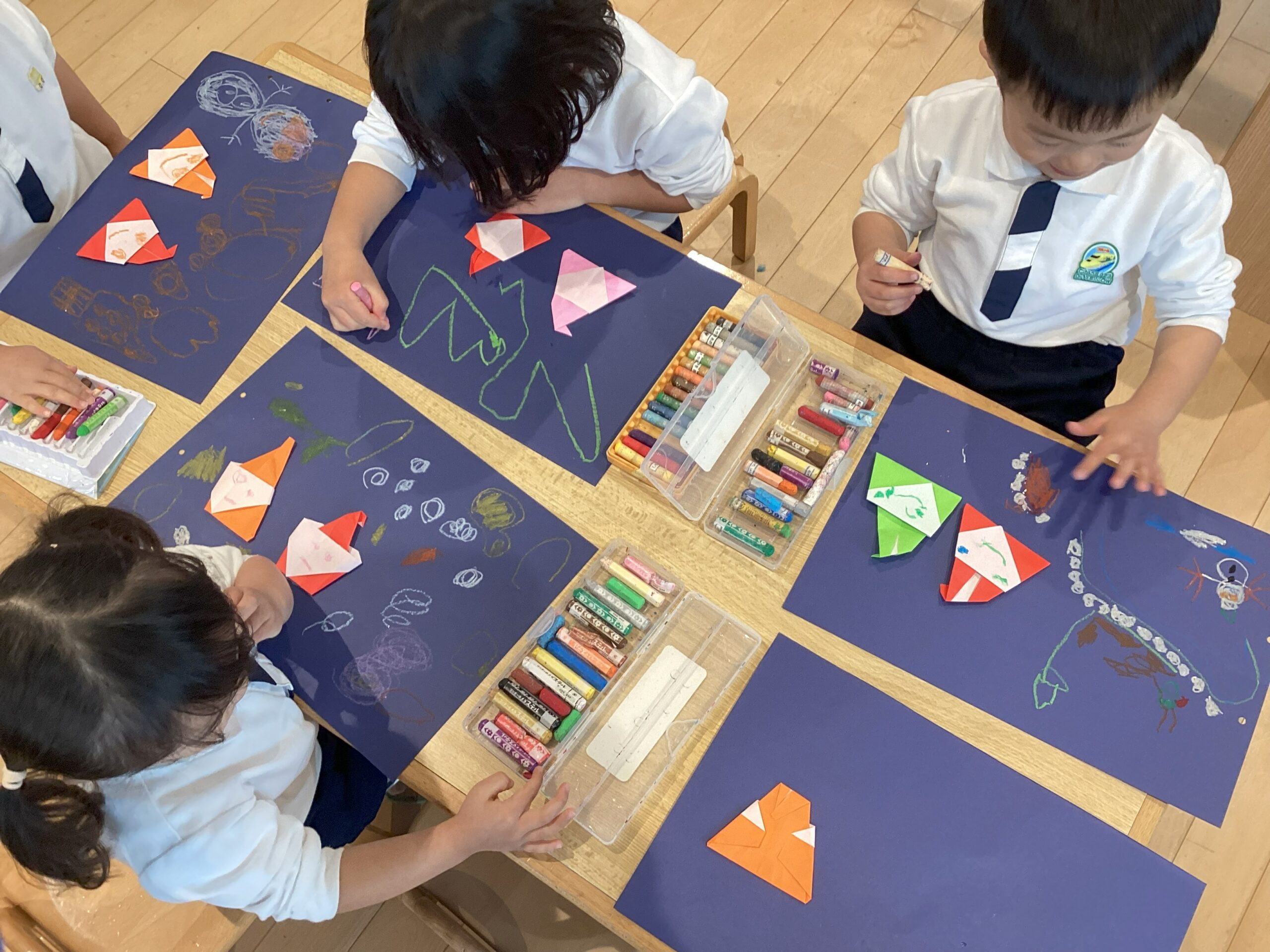 折り紙でサンタさんを作りました🎅(たんぽぽ組：3歳児)