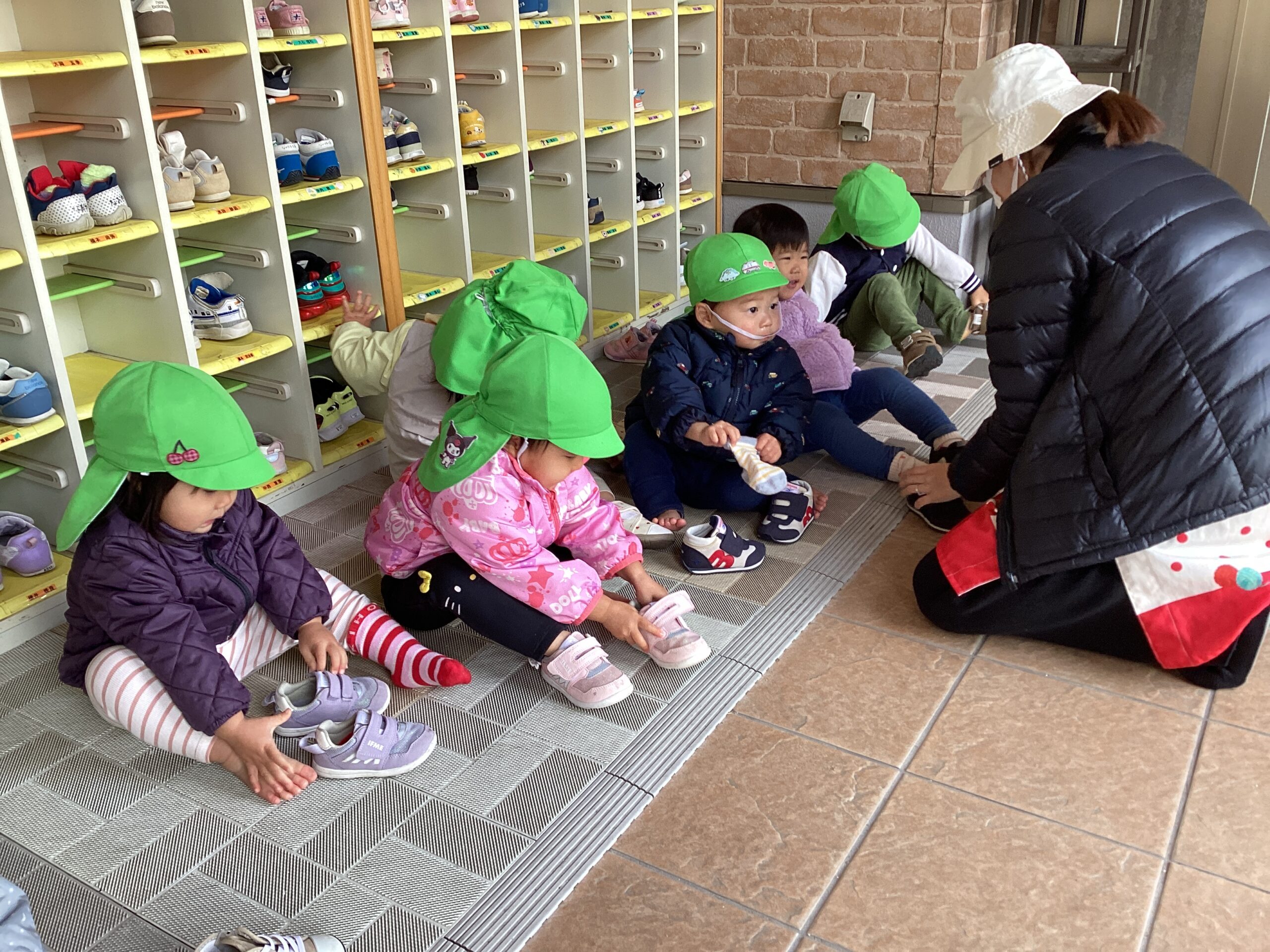 お散歩に行く前には…。(うさぎ組：1歳児)