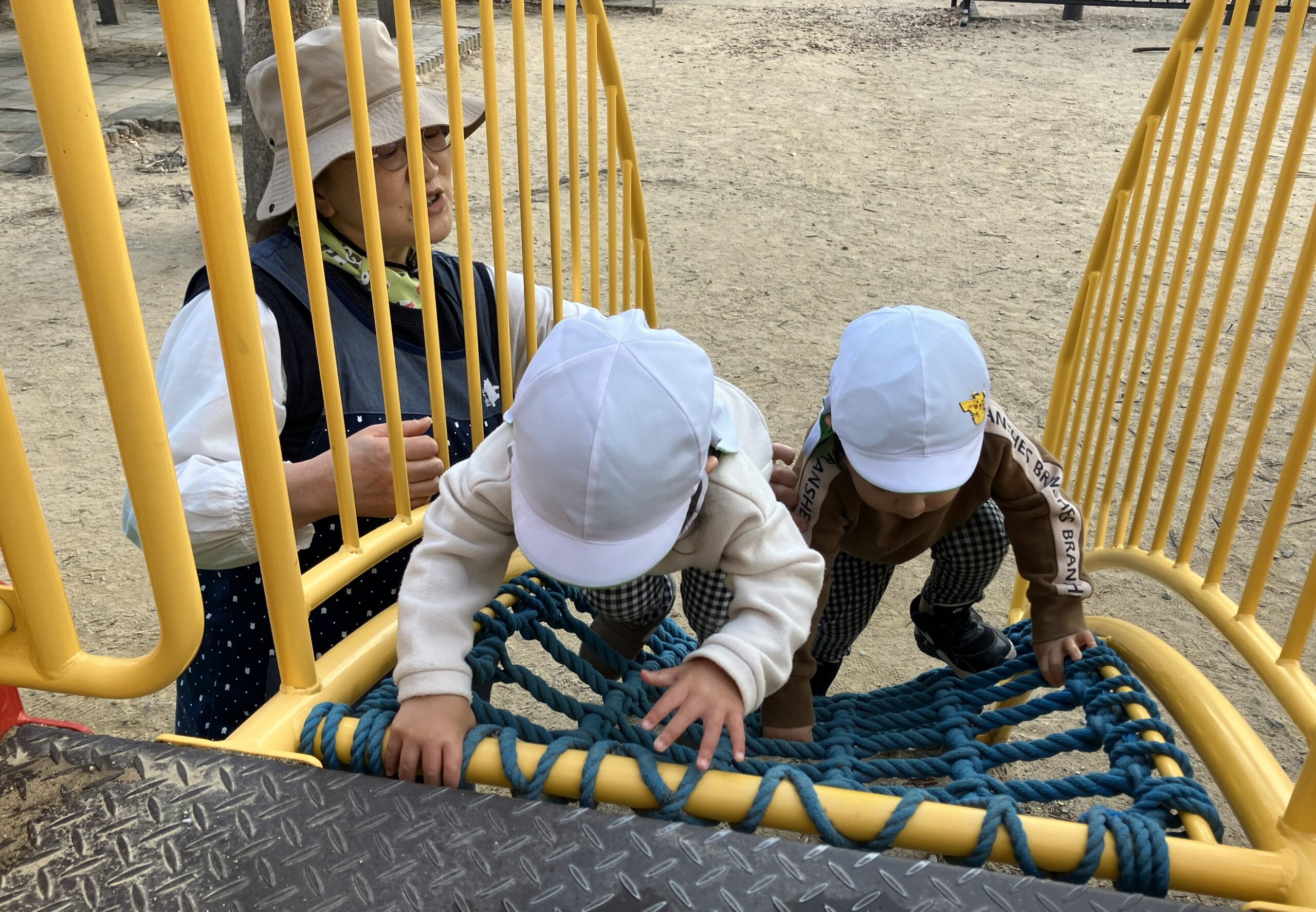 みんなで公園までお散歩!(^^)!　(うさぎ組：1歳児)