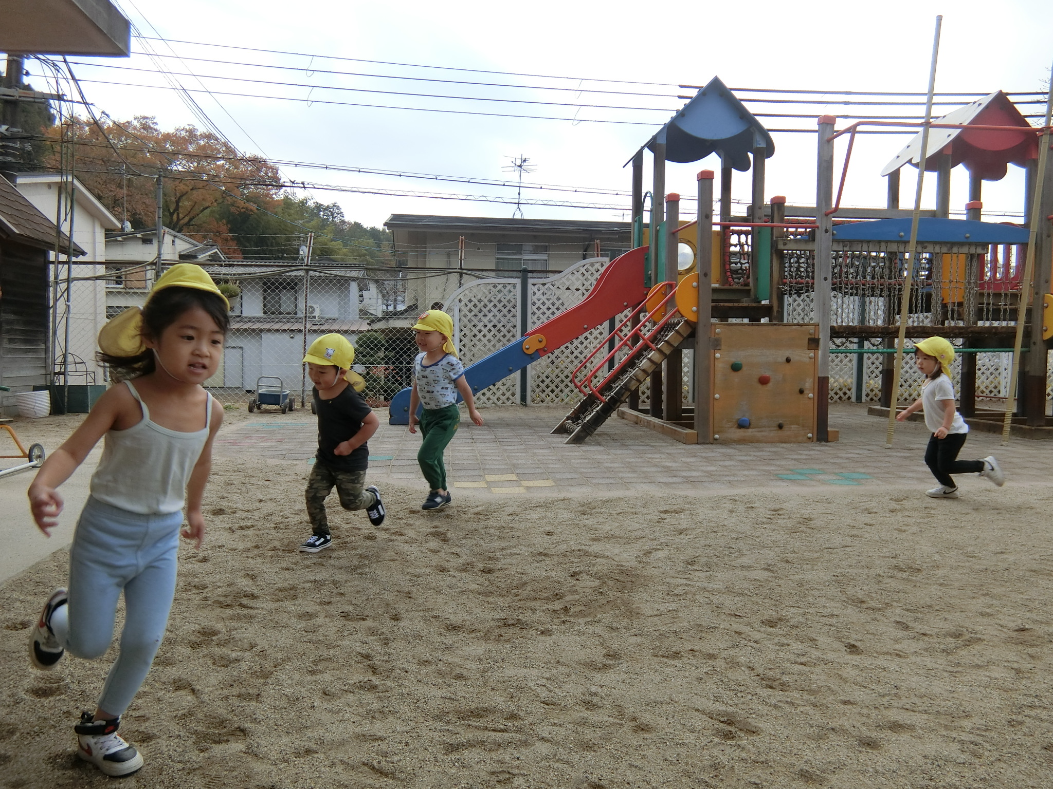 薄着マラソン頑張っています（たんぽぽ、3歳児）