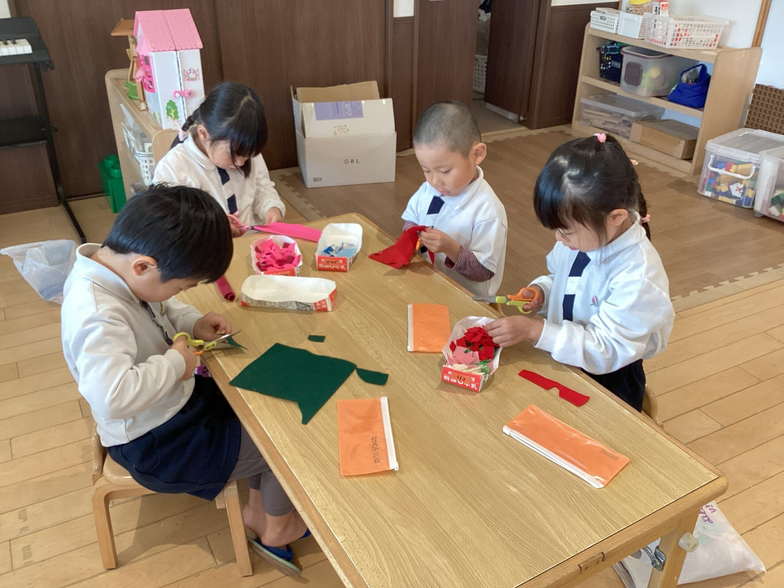 ハサミの使い方も上手になってきました！(さくら組：4歳児)