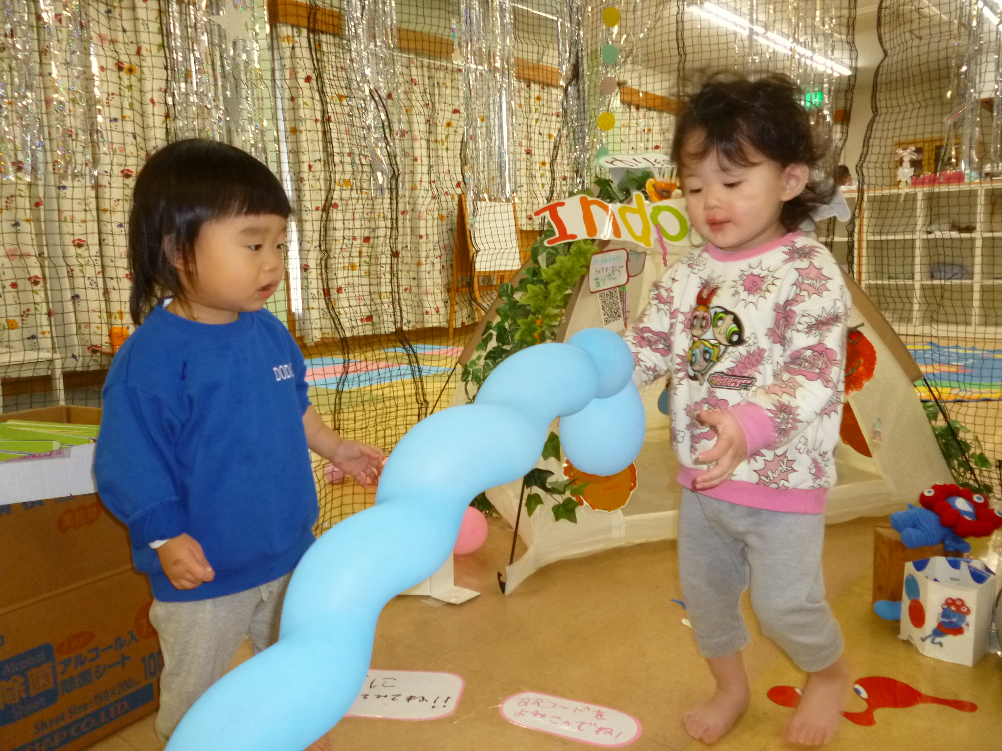 万博って分からないけど楽しいね（うさぎ０歳、１歳児）