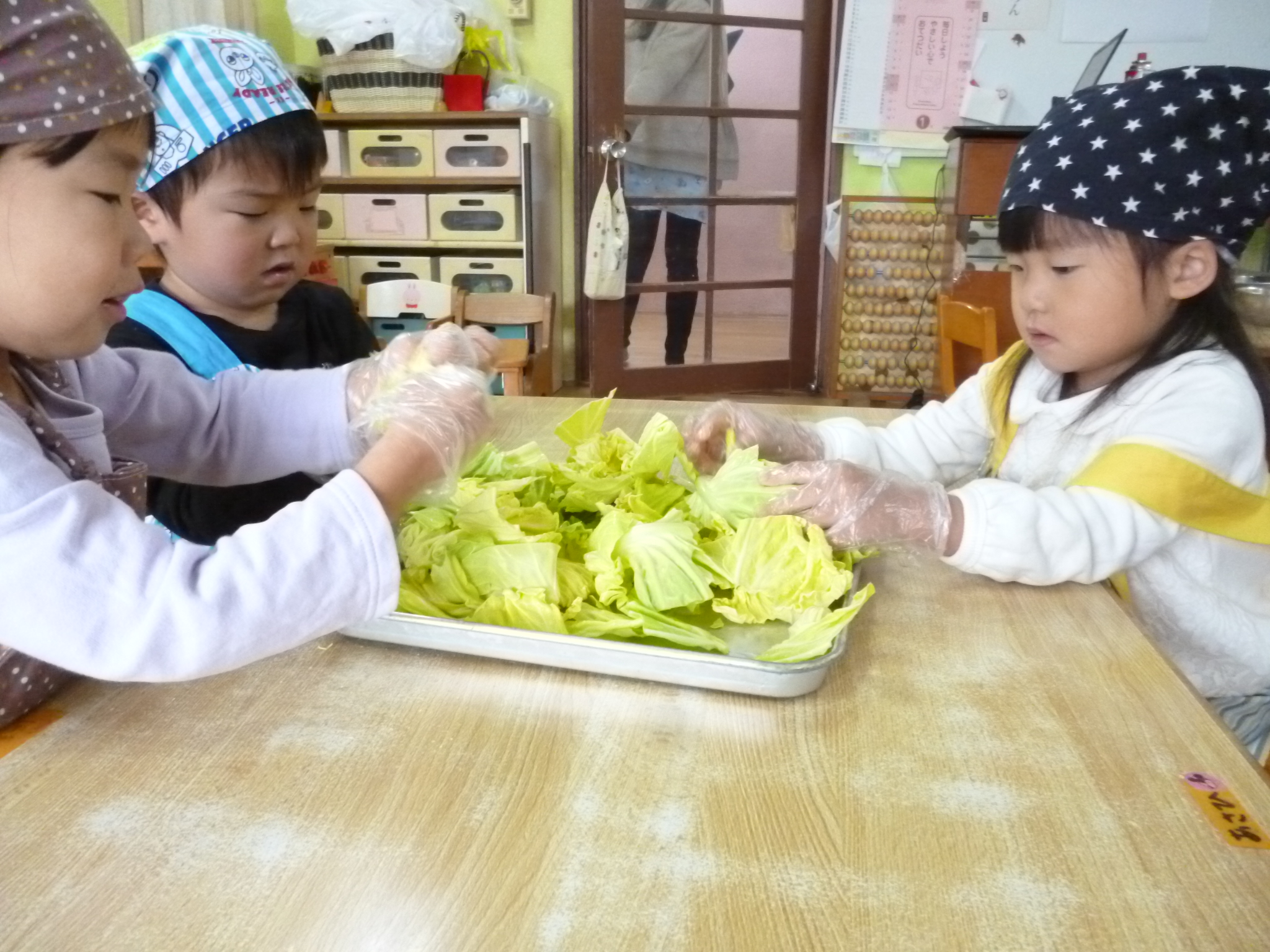 下ごしらえ、がんばるぞ！（きりん、2歳児）