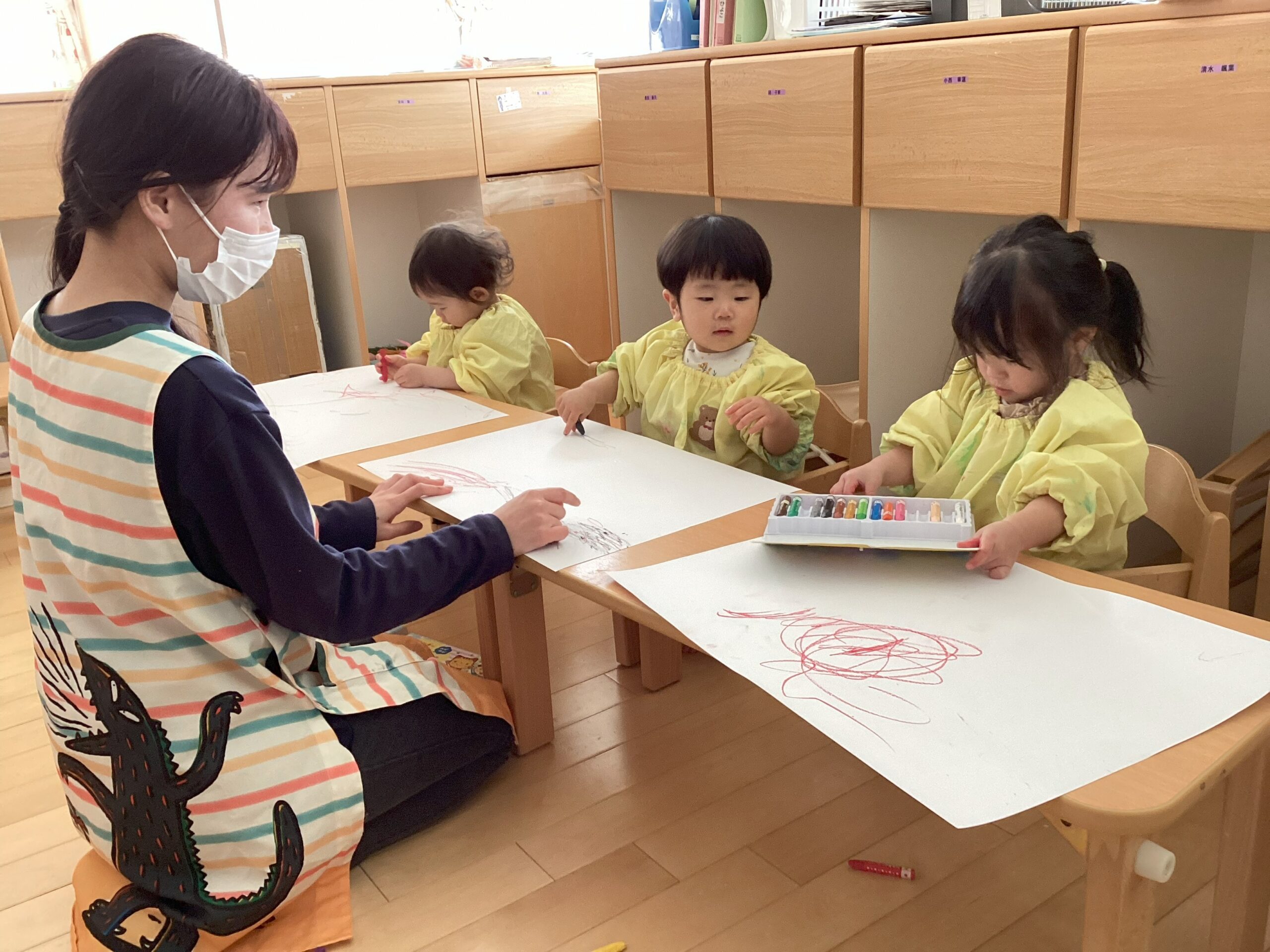 たくさんの線を描くよ～『ぐるぐる～🌀』(ひよこ組：０歳児)