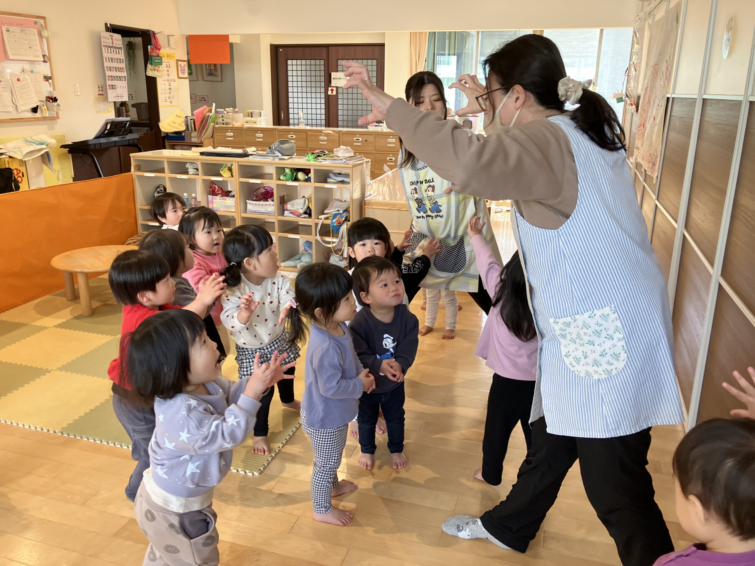 音楽に合わせて朝の体操🌞(うさぎ組：１歳児)