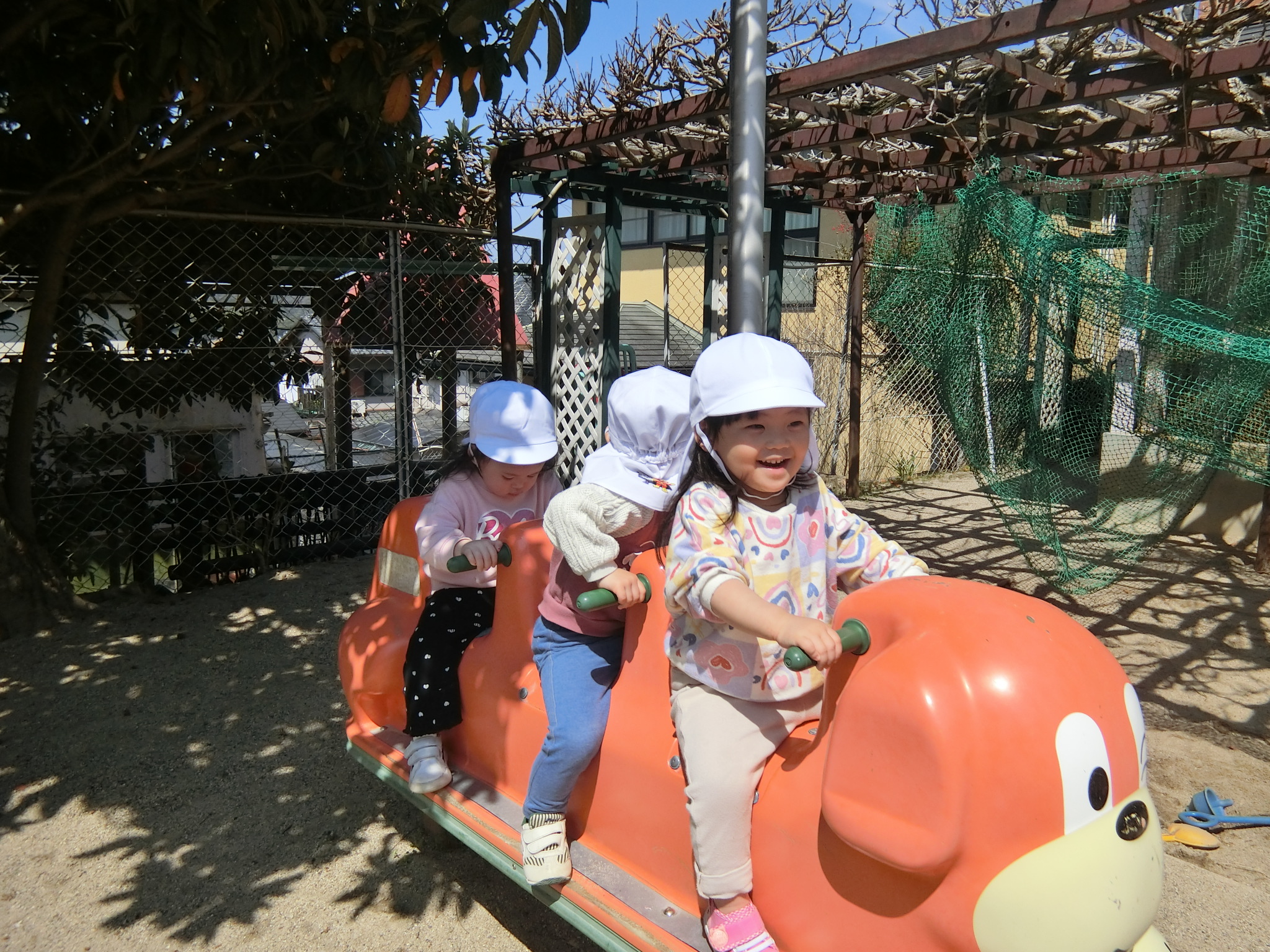 ポカポカ陽気の中で園庭で遊びました（きりん、２歳児）