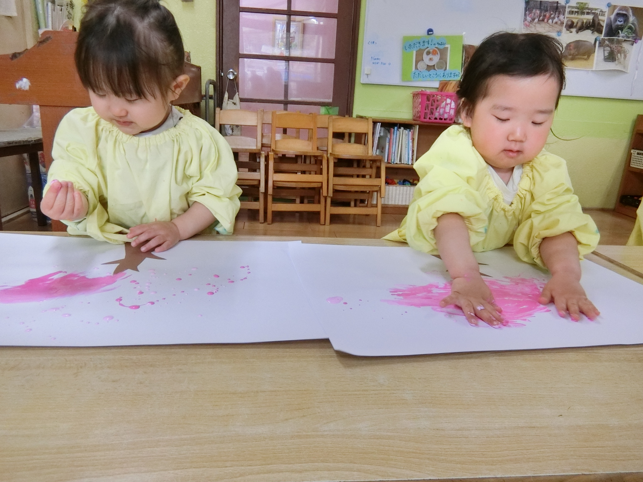 ペタペタ楽しいな！（きりん、２歳児）