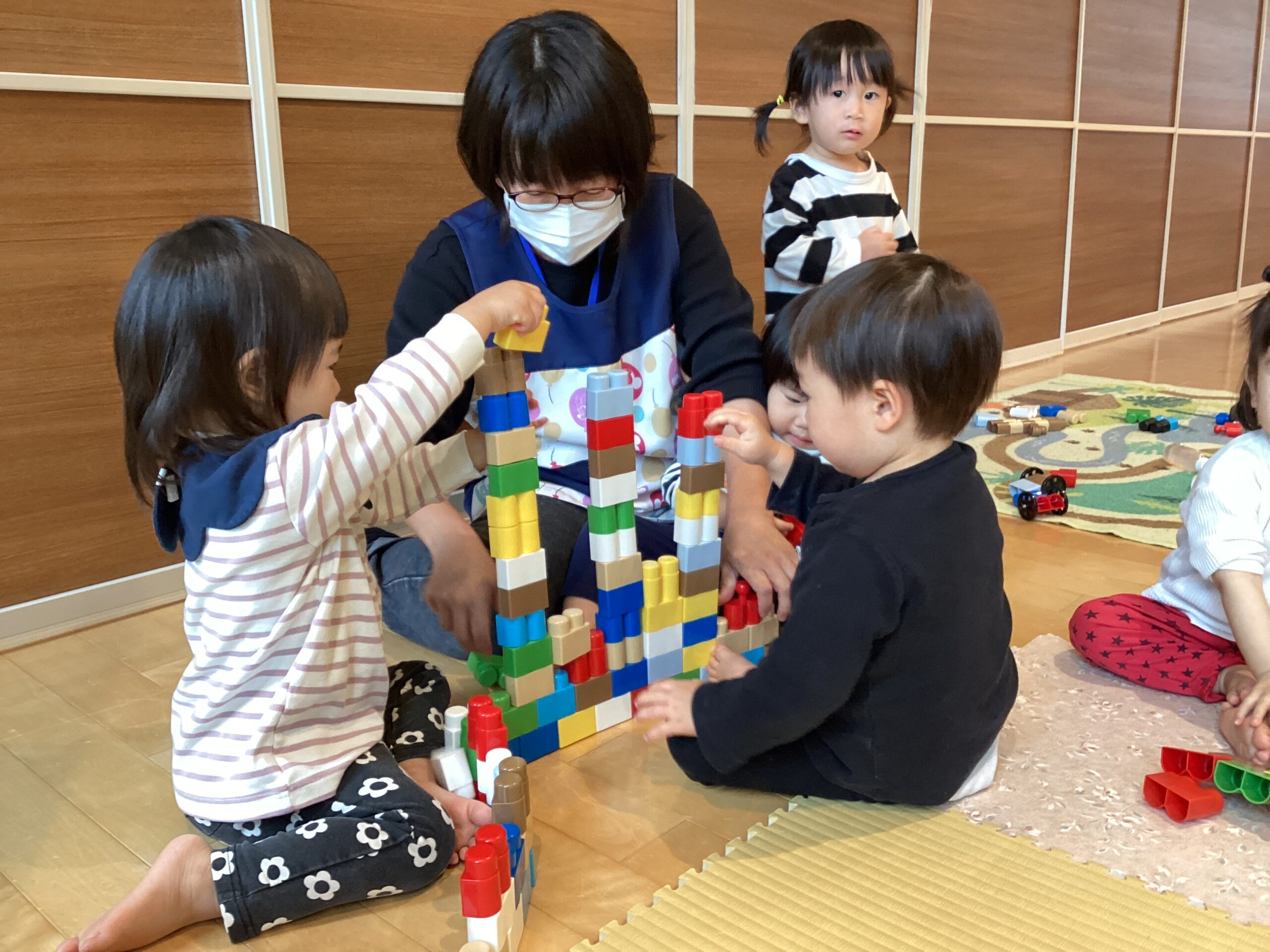 Bブロックで遊んだよ♪【1歳児：うさぎ組】