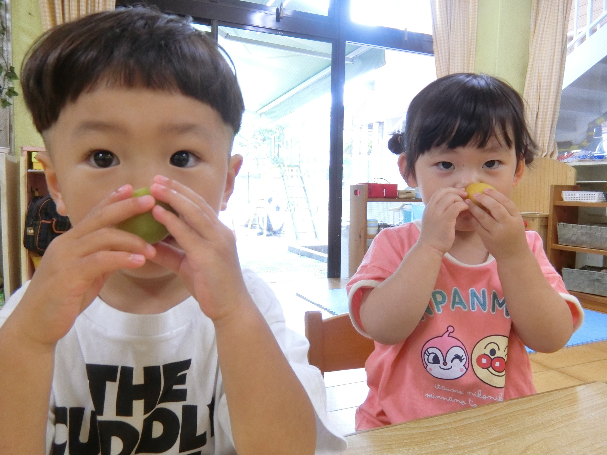 くんくんくん、いいにおい～（きりん、２歳児）