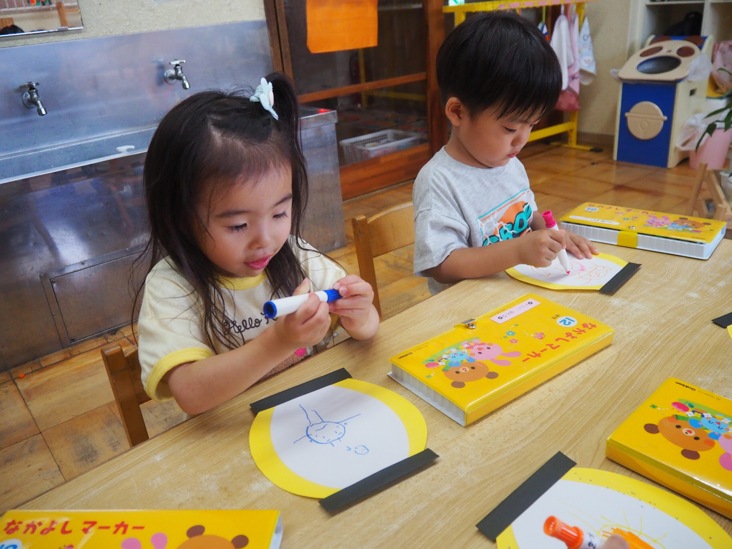 なに描こうかなっ♪（たんぽぽ、3歳児）