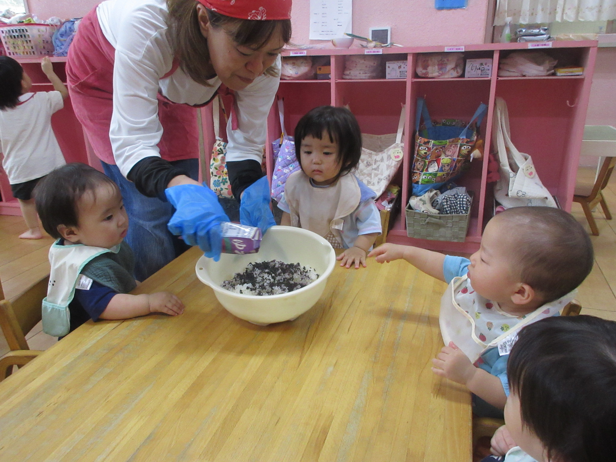 早く食べたーい（うさぎ０歳児、１歳児）