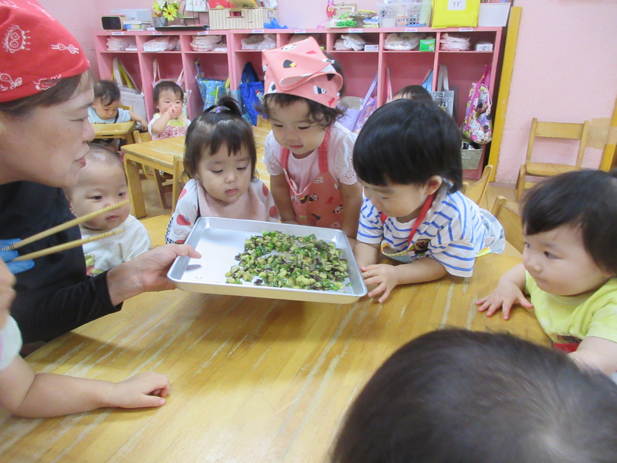 これをカレーに入れるんだね？（うさぎ０歳児、１歳児）