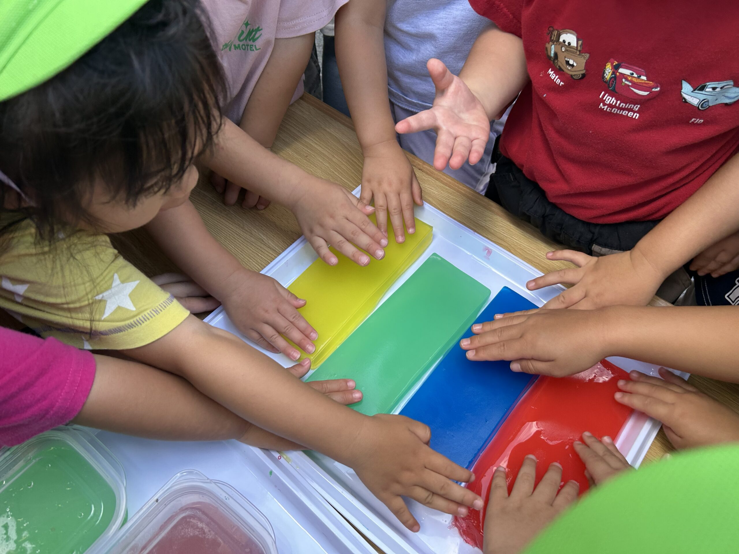 寒天遊び、気持ち良いね♪【2歳児：きりん組】