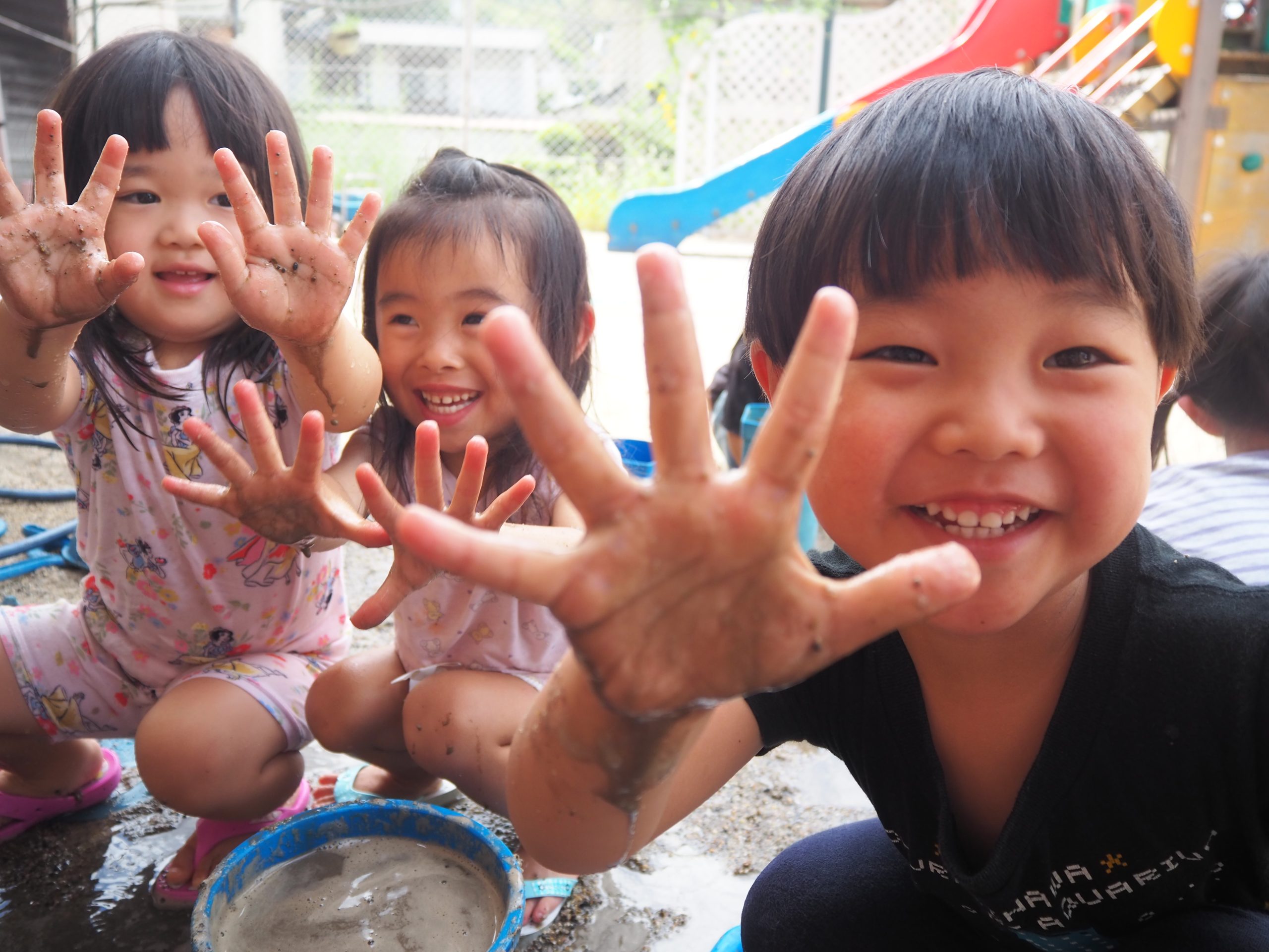 泥んこ遊び、最高！（たんぽぽ、3歳児）