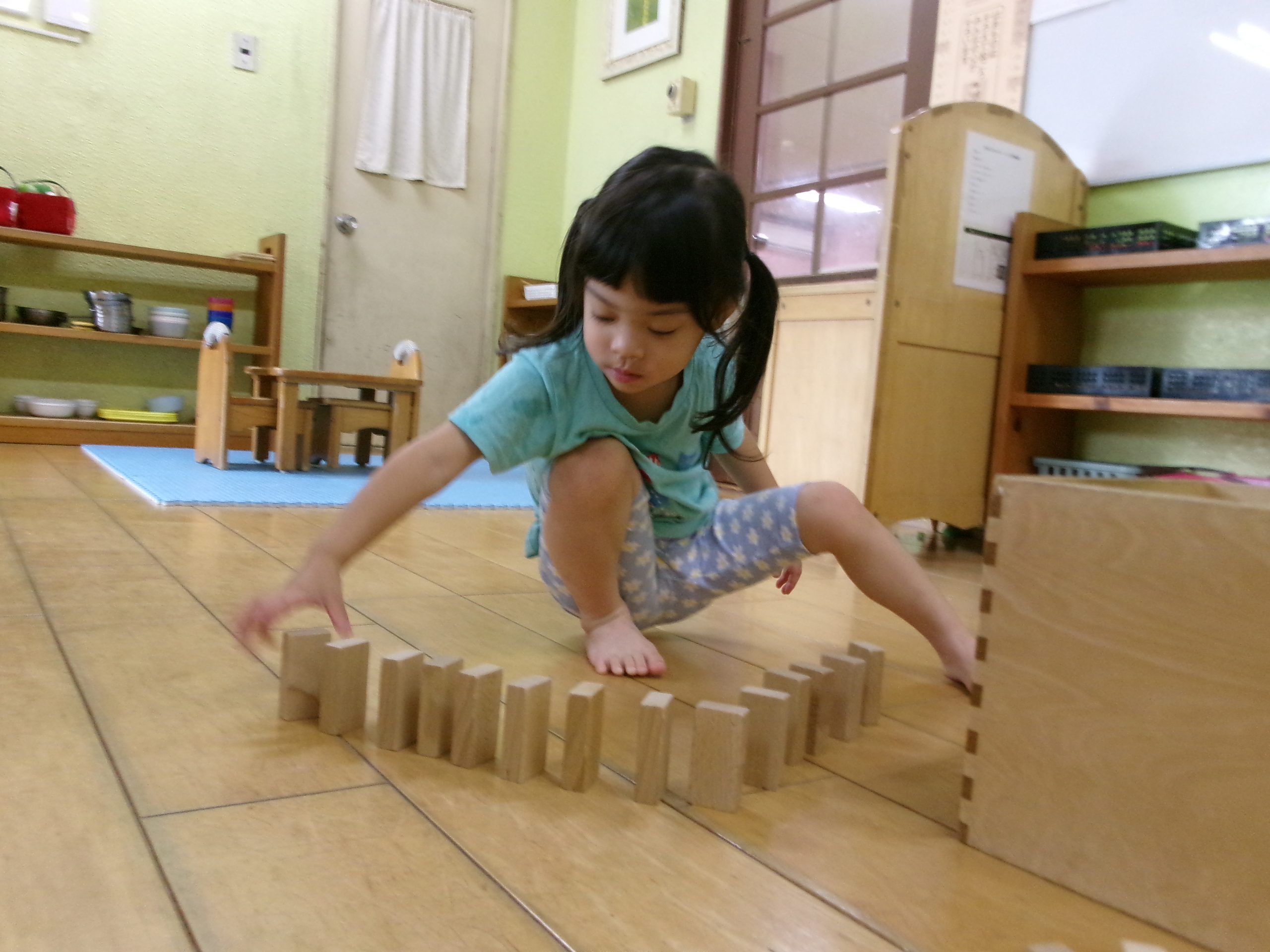 丁寧に並べたよ（きりん、2歳児）